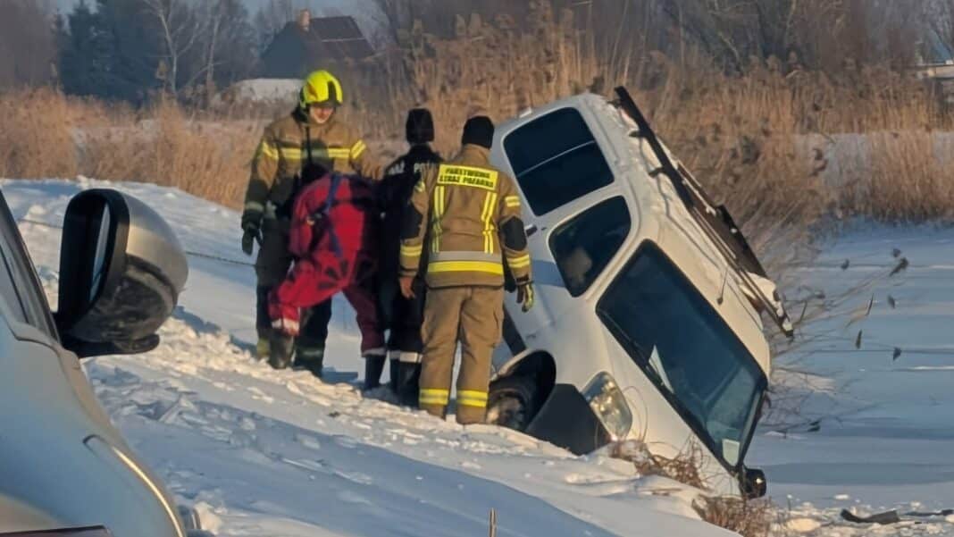 samochód wpadł do kanału