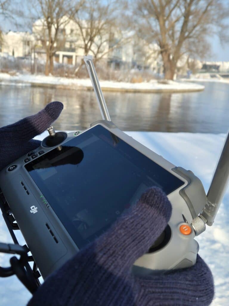 Sprawdzono już 125 hektarów, ani śladu mężczyzny. - Służby szukają 66-letniego mężczyzny. Trwa szeroka akcja z lądu, wody i powietrza