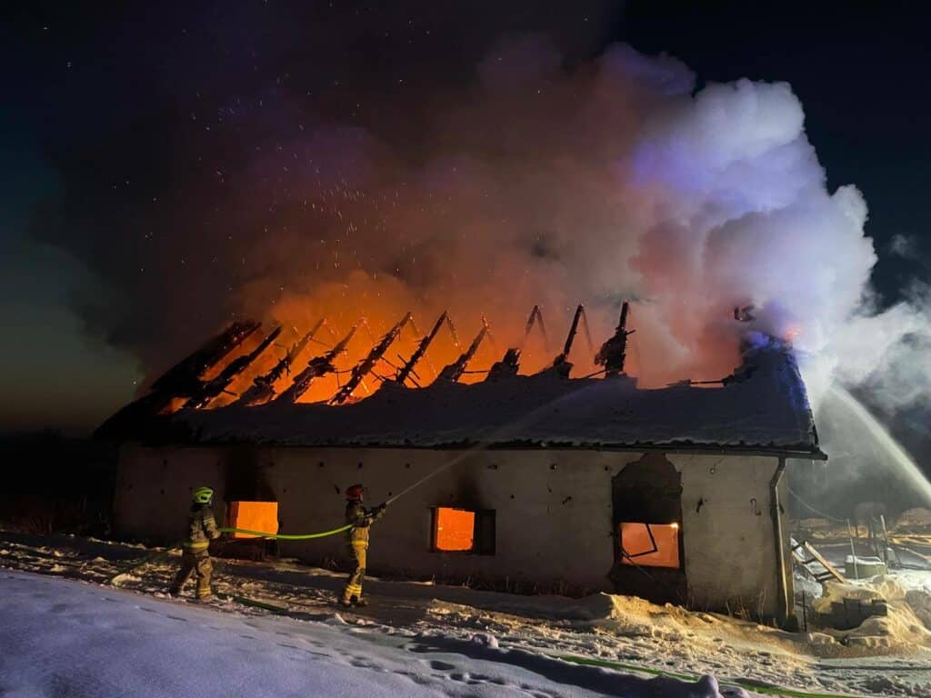 Zostały tylko zgliszcza i zapach spalenizny. - Ogień i kłęby dymu nad wsią. Płomienie strawiły cały budynek