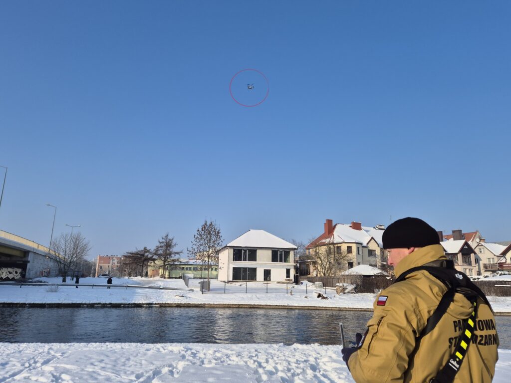 Sprawdzono już 125 hektarów, ani śladu mężczyzny. - Służby szukają 66-letniego mężczyzny. Trwa szeroka akcja z lądu, wody i powietrza