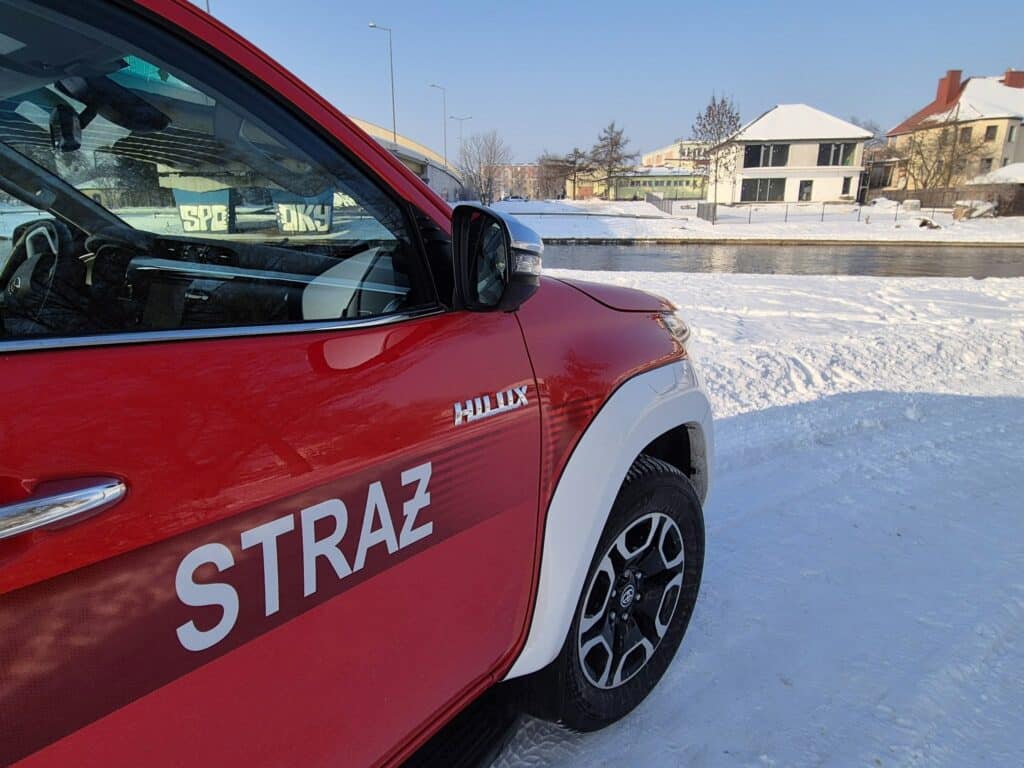 Sprawdzono już 125 hektarów, ani śladu mężczyzny. - Służby szukają 66-letniego mężczyzny. Trwa szeroka akcja z lądu, wody i powietrza