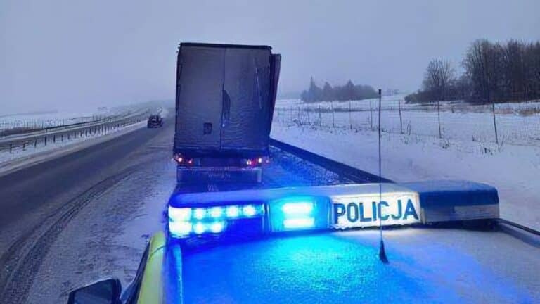 ciężarówka i radiowóz zimą