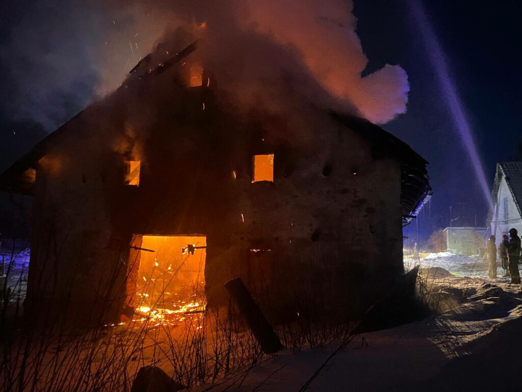 Zostały tylko zgliszcza i zapach spalenizny. - Ogień i kłęby dymu nad wsią. Płomienie strawiły cały budynek