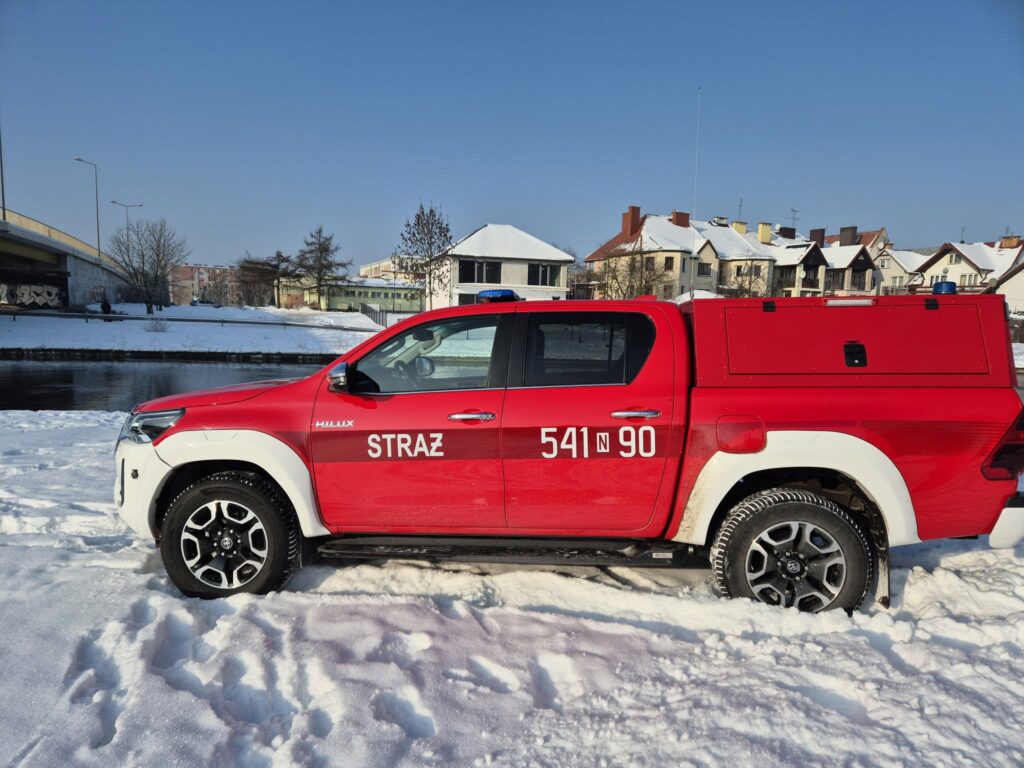 Sprawdzono już 125 hektarów, ani śladu mężczyzny. - Służby szukają 66-letniego mężczyzny. Trwa szeroka akcja z lądu, wody i powietrza