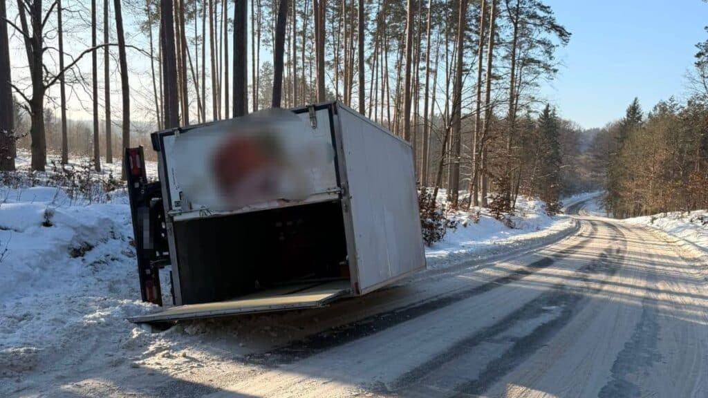 Słonecznie nie znaczy bezpiecznie. - Dostawczak wypadł z drogi i zakończył jazdę na boku. Za duża prędkość na śliskiej nawierzchni