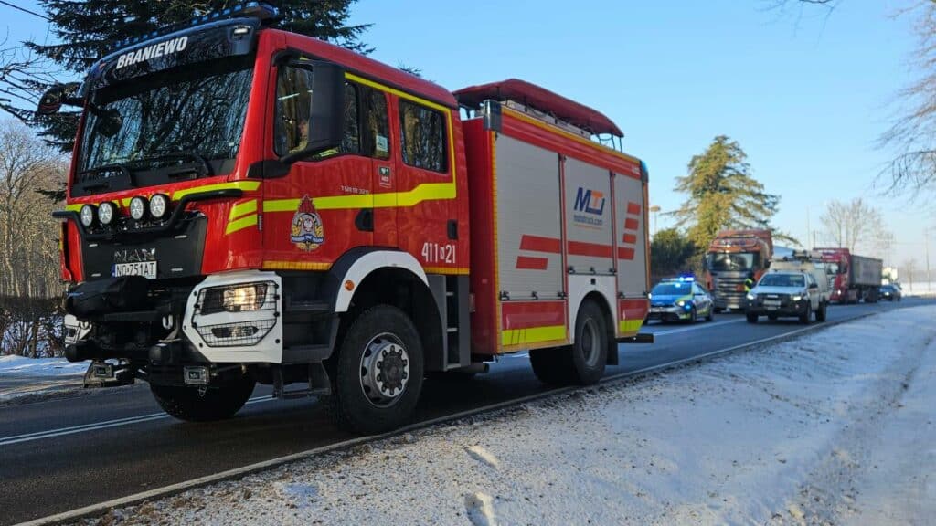 Strażacy zabezpieczali drogę, policja szuka sprawcy. - Paraliż na drodze krajowej: uszkodzone słupy i zerwana linia energetyczna