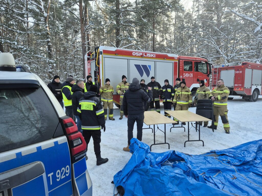 Sprawdzono już 125 hektarów, ani śladu mężczyzny. - Służby szukają 66-letniego mężczyzny. Trwa szeroka akcja z lądu, wody i powietrza