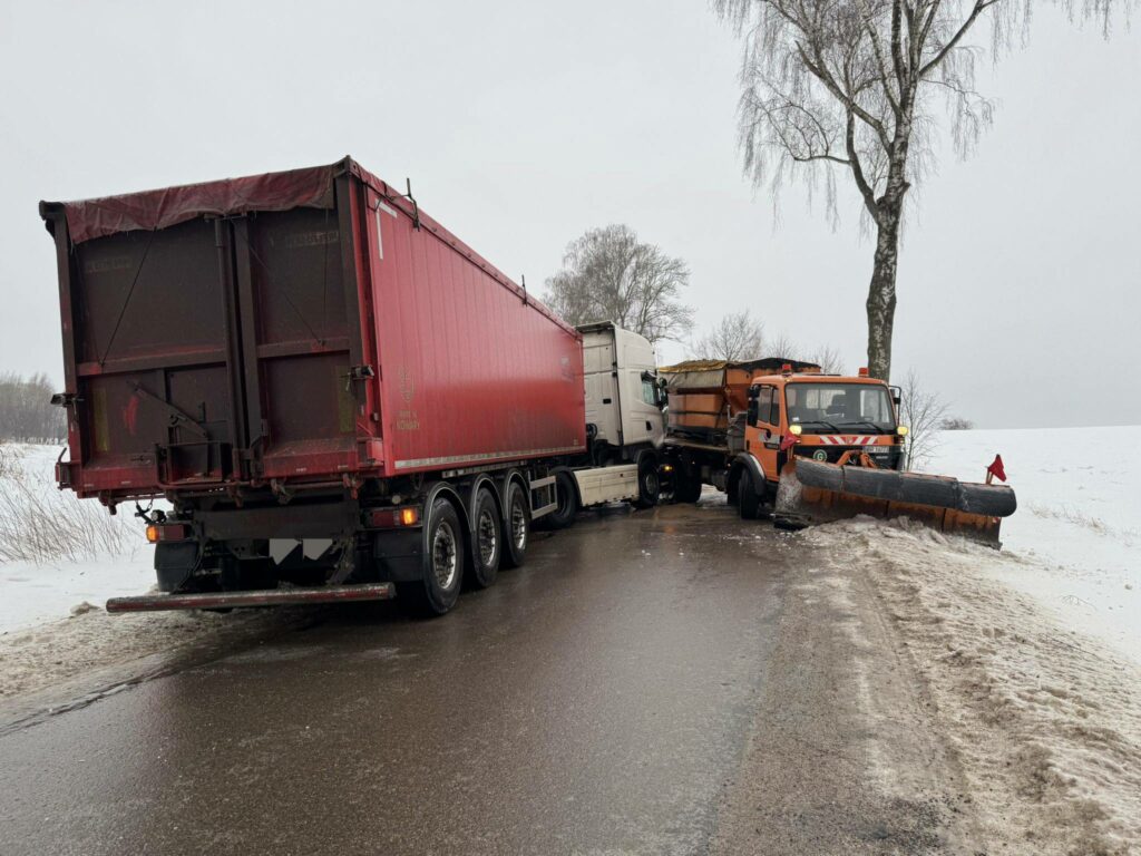 Piaskarka jechała sypać drogę, doszło do zderzenia. - Zderzenie tira z piaskarką całkowicie zablokowało drogę
