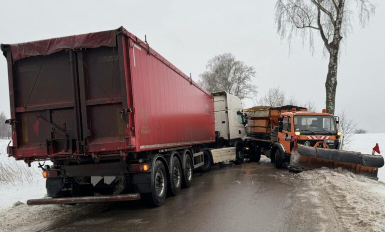 zderzenie tira z piaskarką
