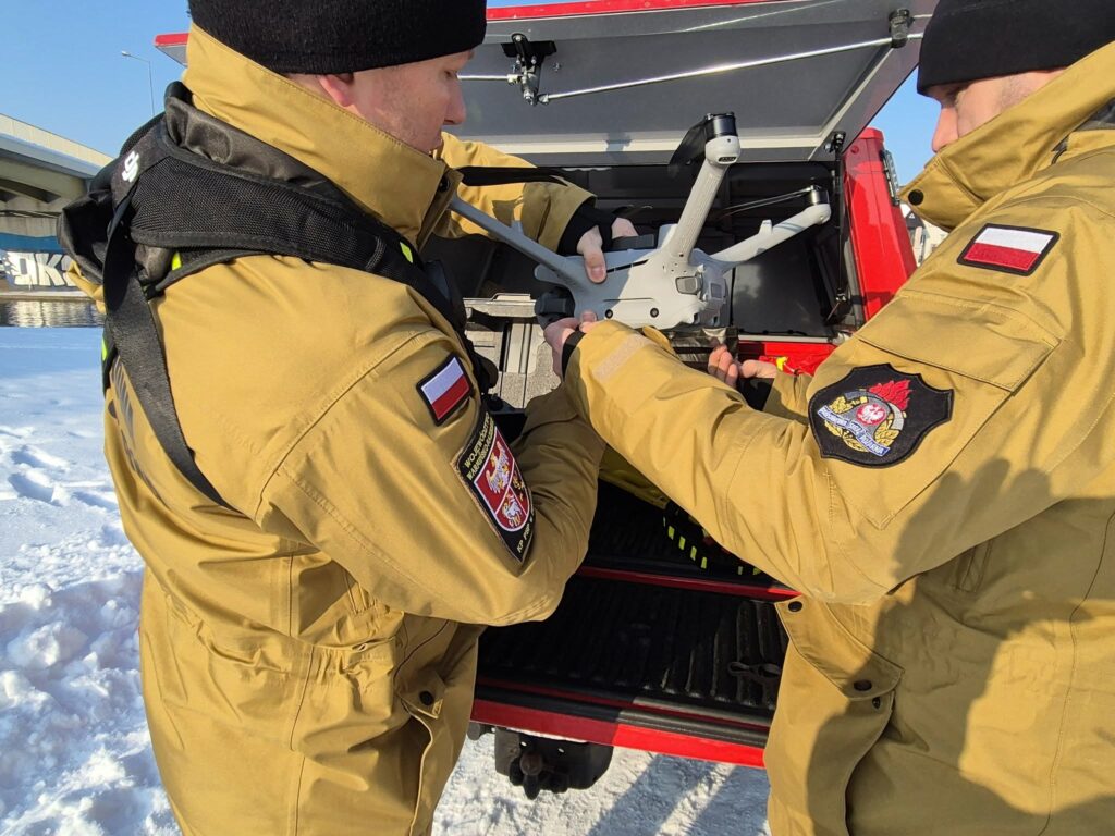 Sprawdzono już 125 hektarów, ani śladu mężczyzny. - Służby szukają 66-letniego mężczyzny. Trwa szeroka akcja z lądu, wody i powietrza