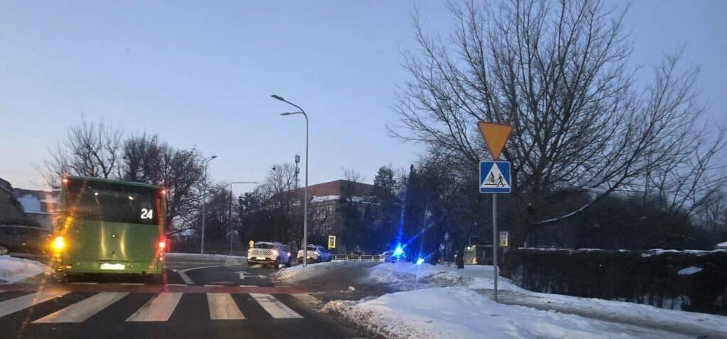 Samochód uderzył w pieszą. Interweniowały służby ratunkowe. - Potrącenie kobiety przy szkole podstawowej. Policja na miejscu wypadku