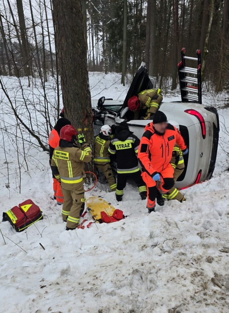 Auto w rowie, dach zgnieciony. - Drogie BMW rozbite pod Olsztynem. Za kierownicą 29-latek
