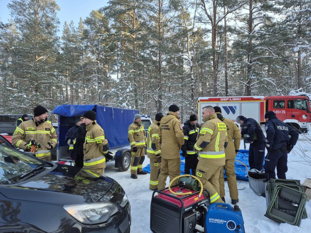 Sprawdzono już 125 hektarów, ani śladu mężczyzny. - Służby szukają 66-letniego mężczyzny. Trwa szeroka akcja z lądu, wody i powietrza