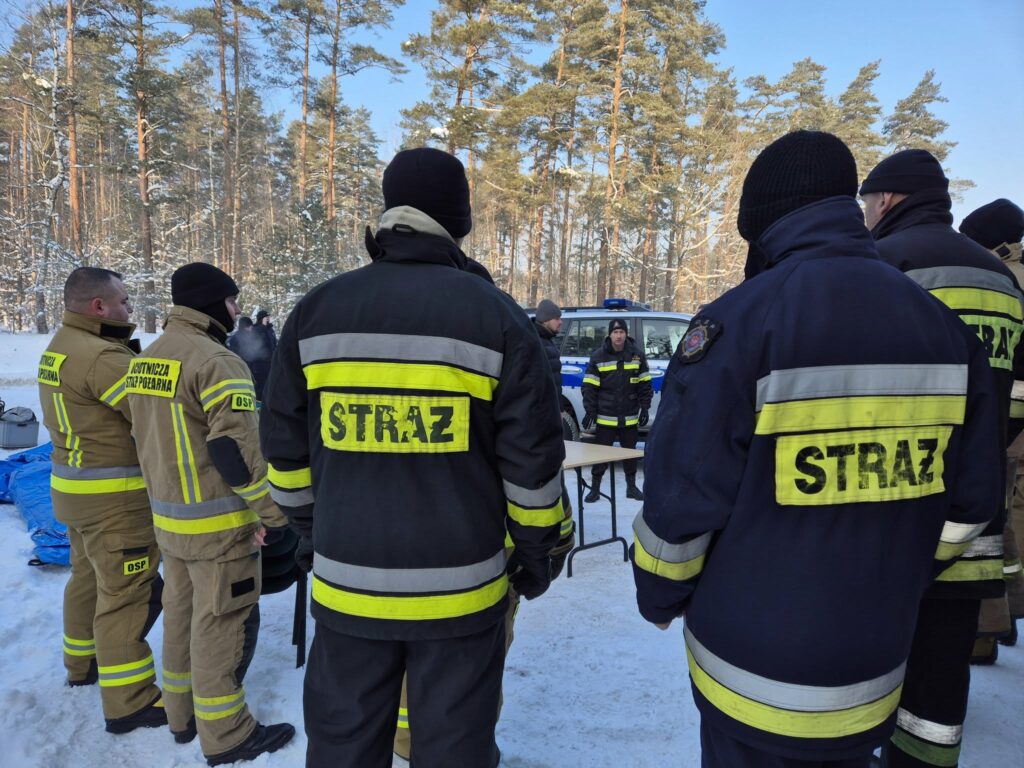 Sprawdzono już 125 hektarów, ani śladu mężczyzny. - Służby szukają 66-letniego mężczyzny. Trwa szeroka akcja z lądu, wody i powietrza