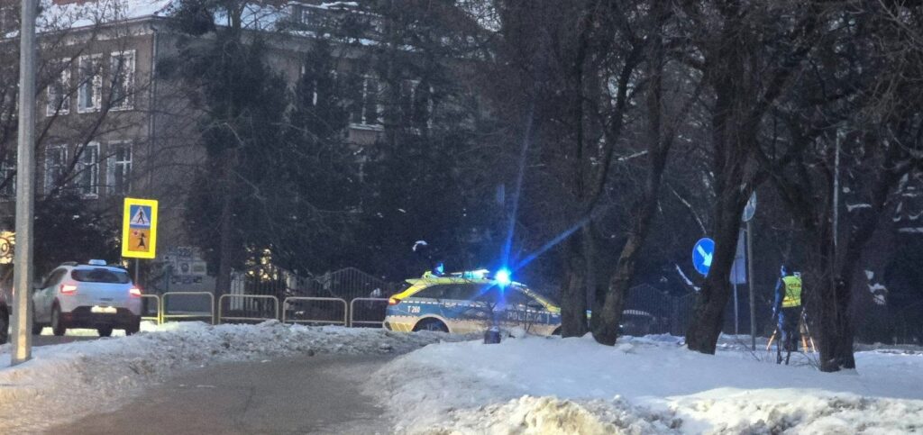 Samochód uderzył w pieszą. Interweniowały służby ratunkowe. - Potrącenie kobiety przy szkole podstawowej. Policja na miejscu wypadku