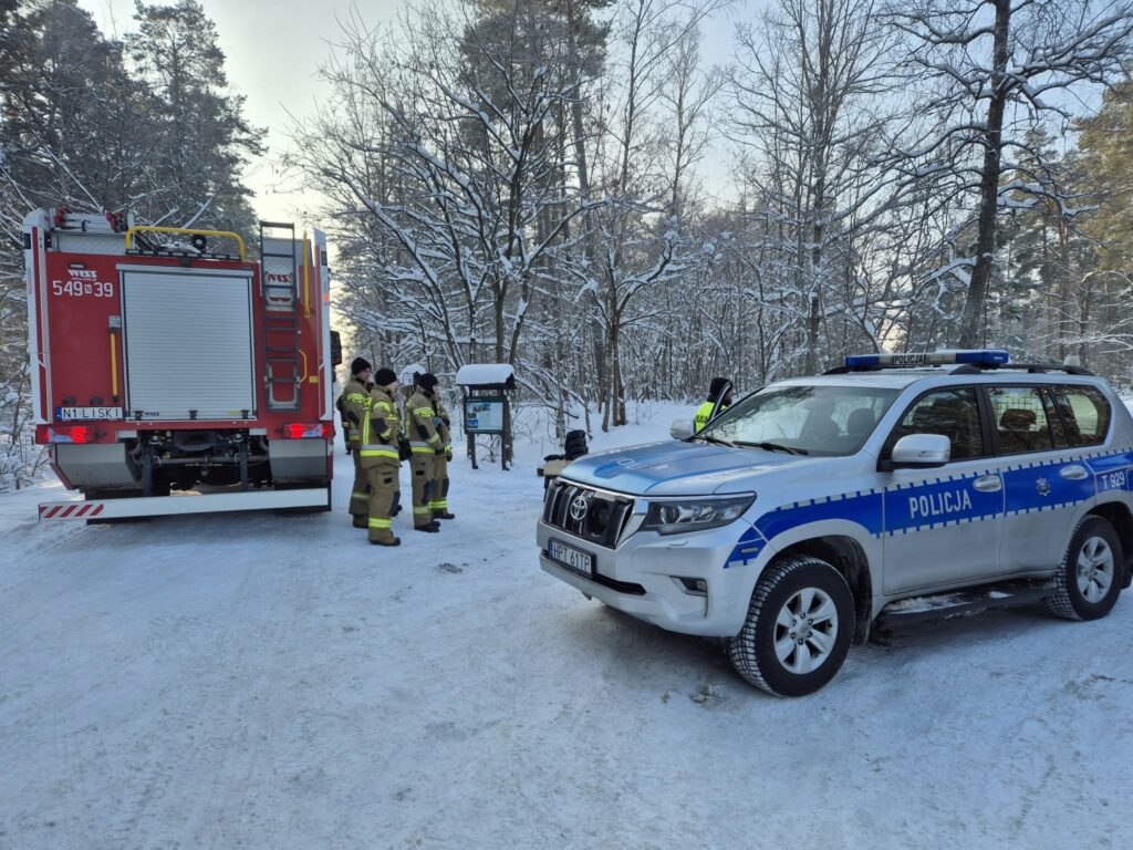 Sprawdzono już 125 hektarów, ani śladu mężczyzny. - Służby szukają 66-letniego mężczyzny. Trwa szeroka akcja z lądu, wody i powietrza