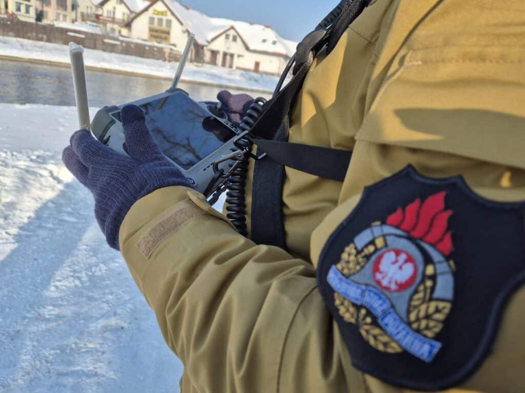 Sprawdzono już 125 hektarów, ani śladu mężczyzny. - Służby szukają 66-letniego mężczyzny. Trwa szeroka akcja z lądu, wody i powietrza