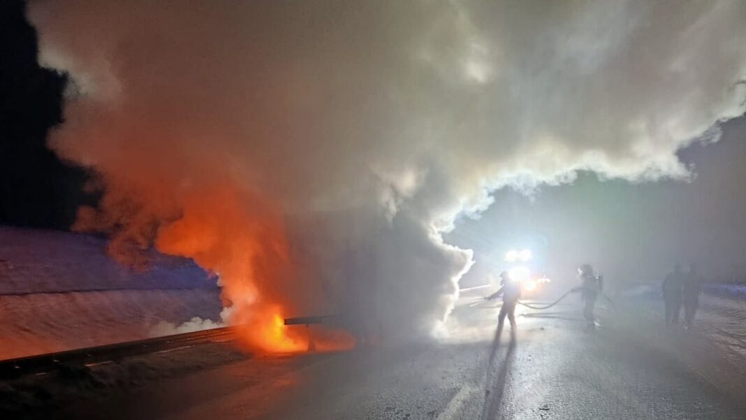 płonąca ciężarówka