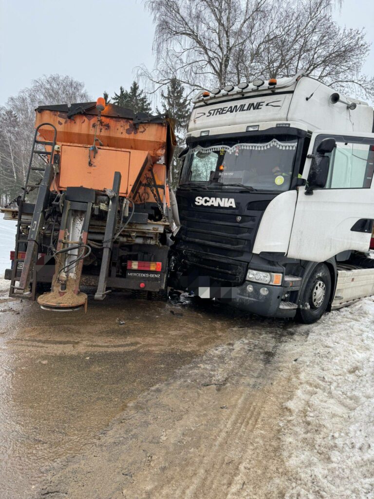 Piaskarka jechała sypać drogę, doszło do zderzenia. - Zderzenie tira z piaskarką całkowicie zablokowało drogę