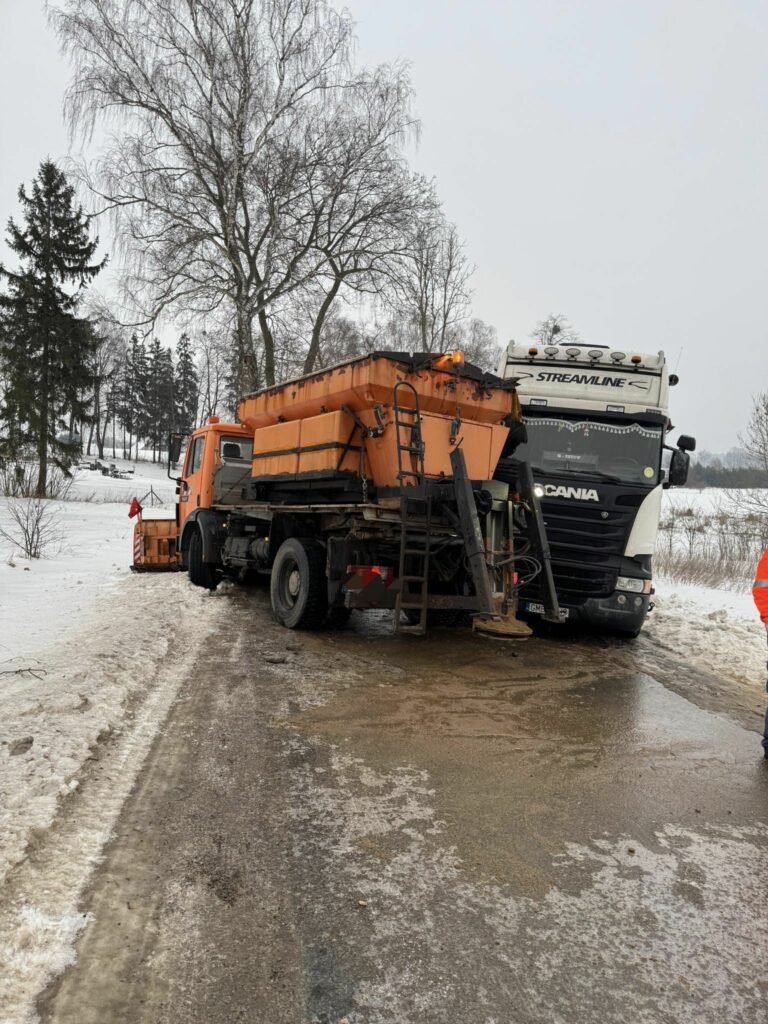 Piaskarka jechała sypać drogę, doszło do zderzenia. - Zderzenie tira z piaskarką całkowicie zablokowało drogę