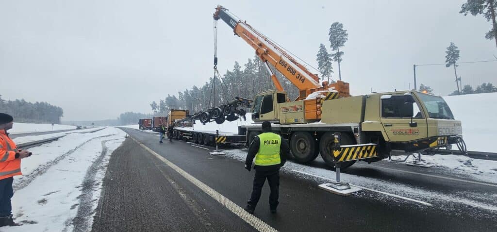 Wielki pożar na trasie wstrzymał ruch. - Płonący gigant na S7. Na ekspresówce spłonęła naczepa ciężarówki