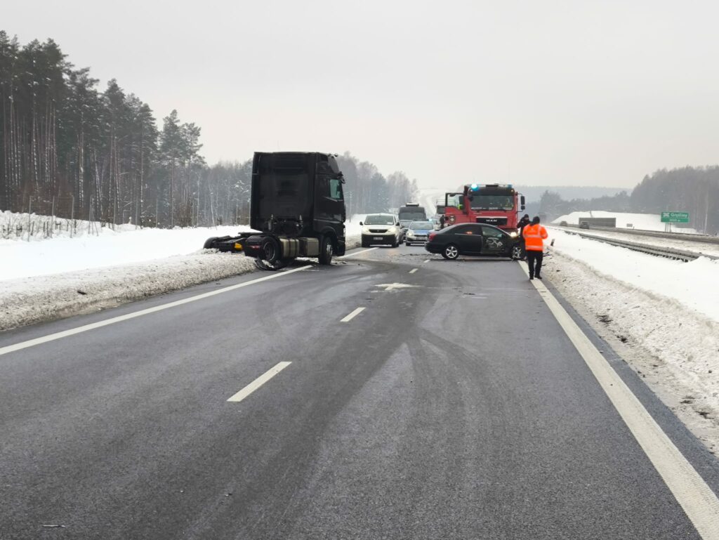 Na śliskiej nawierzchni zderzyło się kilka pojazdów. - Karambol pod Olsztynem. Trasa całkowicie zablokowana