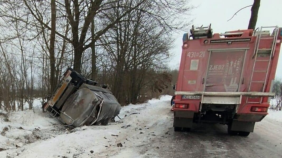 cysterna z mlekiem w rowie