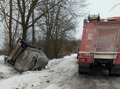 cysterna z mlekiem w rowie