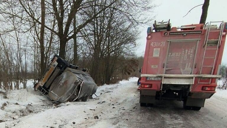 cysterna z mlekiem w rowie