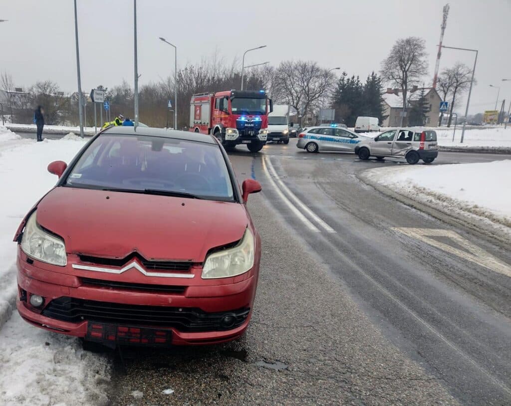 Smutne konsekwencje gwałtownego uderzenia w bok Pandy. - 8-letnie dziecko trafiło do szpitala po silnym zderzeniu Citroena z Fiatem