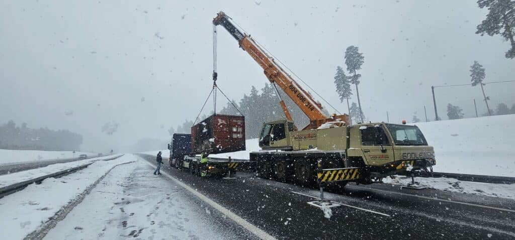 Wielki pożar na trasie wstrzymał ruch. - Płonący gigant na S7. Na ekspresówce spłonęła naczepa ciężarówki