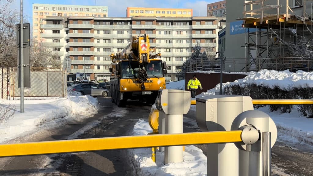 Minus 10 stopni, dźwig i aparatura za miliony. - Przełom w onkologii w Olsztynie. Szpital wciągnął przez okno wielką aparaturę za 43 mln zł
