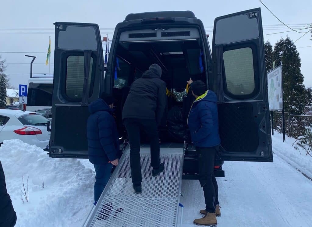 Duża inwestycja w małej gminie. - Nowoczesny transport dla mieszkańców mazurskiej gminy. Nowe autobusy w Rozogach