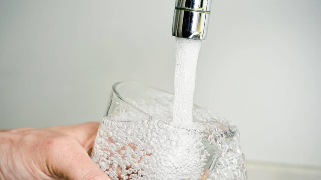 woda wlewana do szklanki