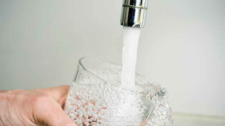 woda wlewana do szklanki