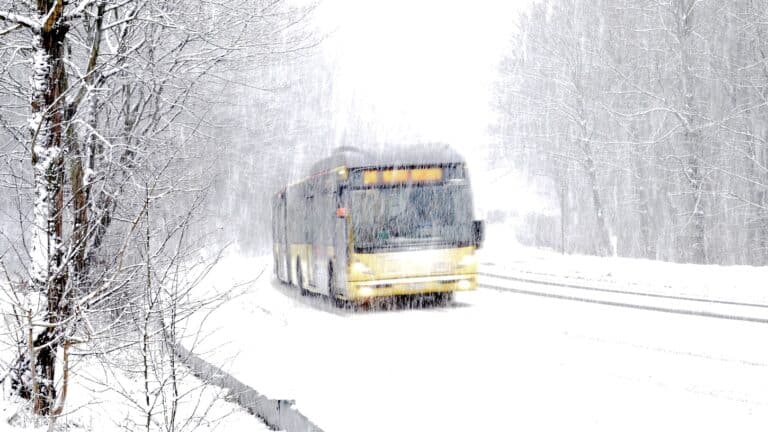 autobus zimą w śniegu