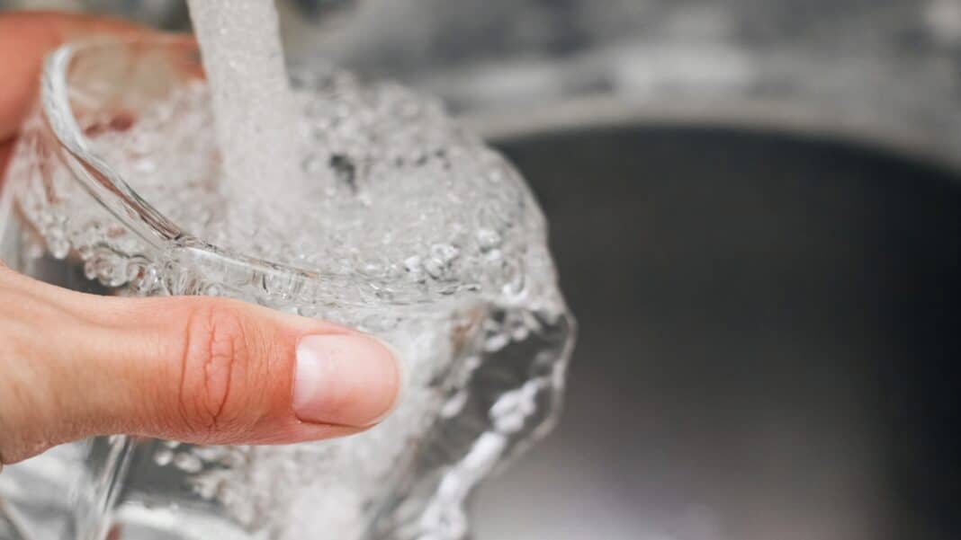 nalewanie wody do szklanki