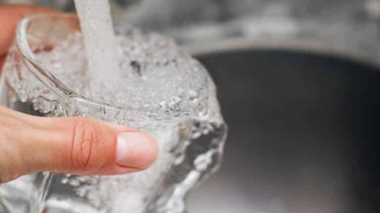 nalewanie wody do szklanki