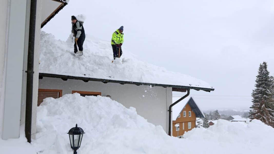 odśnieżanie dachu