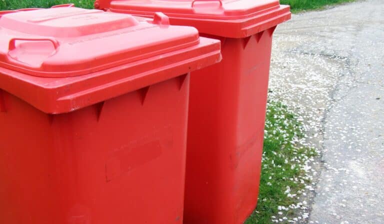 czerwony pojemnik na odpady niebezpieczne