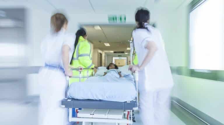 postrzelona dwulatka przeszła operacjąę