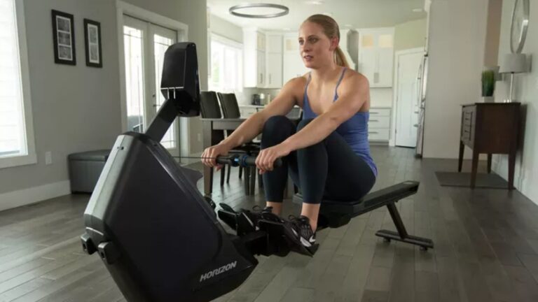 Ergometr wioślarski w domu - krótki przewodnik po treningu domowym