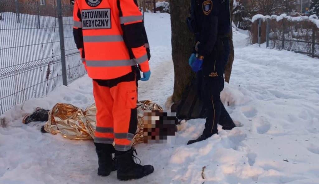Służby znalazły go na śniegu - Mężczyzna znaleziony na ulicy. Wcześniej miał spożywać benzynę