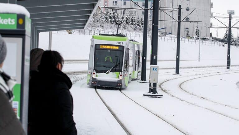 tramwaj jedzie na przystanek zimą