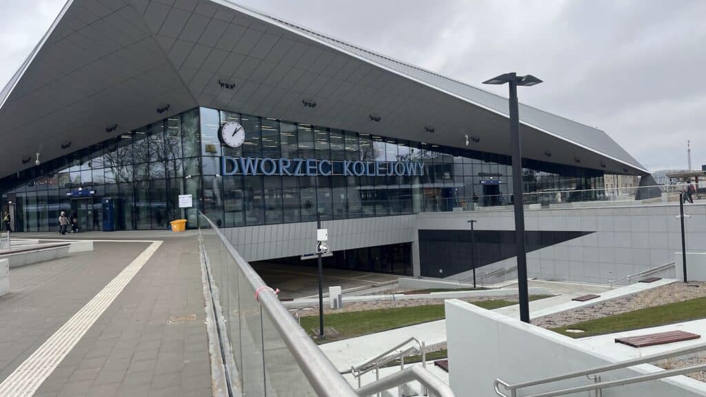 W największe mrozy nie działają drzwi na dworcu za prawie 100 mln złotych. - Zepsuły się drzwi i wiało na Dworcu Głównym w Olsztynie. Wejście zamknięto na stałe