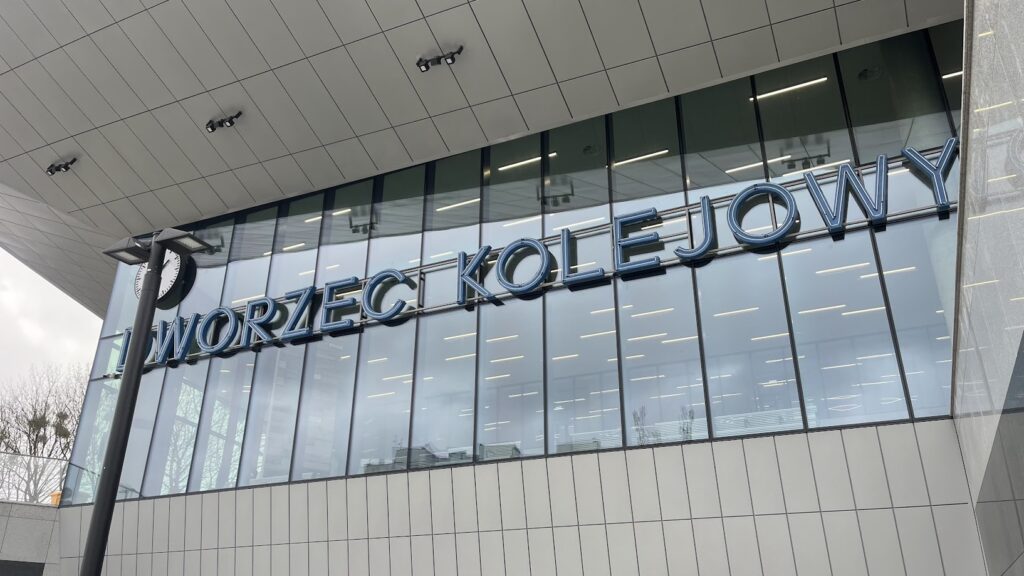 W największe mrozy nie działają drzwi na dworcu za prawie 100 mln złotych. - Zepsuły się drzwi i wiało na Dworcu Głównym w Olsztynie. Wejście zamknięto na stałe