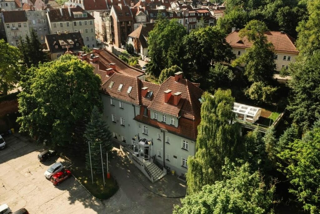 Nowe życie 150-letniego budynku na olsztyńskiej starówce. Powstanie tu blisko 40 lokali. - Największa inwestycja na Starym Mieście. Przy samym zamku powstanie 39 lokali w kamienicy