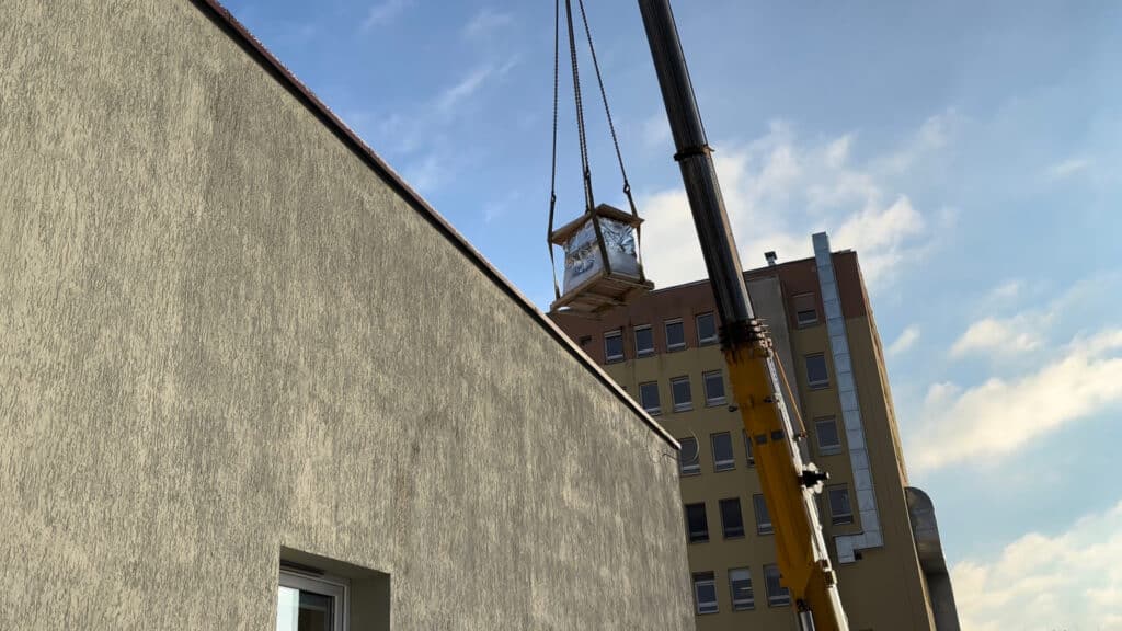 Minus 10 stopni, dźwig i aparatura za miliony. - Przełom w onkologii w Olsztynie. Szpital wciągnął przez okno wielką aparaturę za 43 mln zł