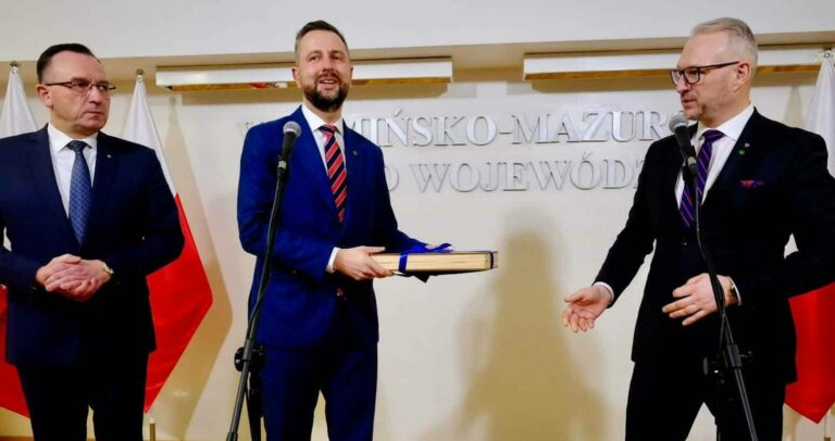 minister obrony narodowej otrzymuje szachy od wojewody