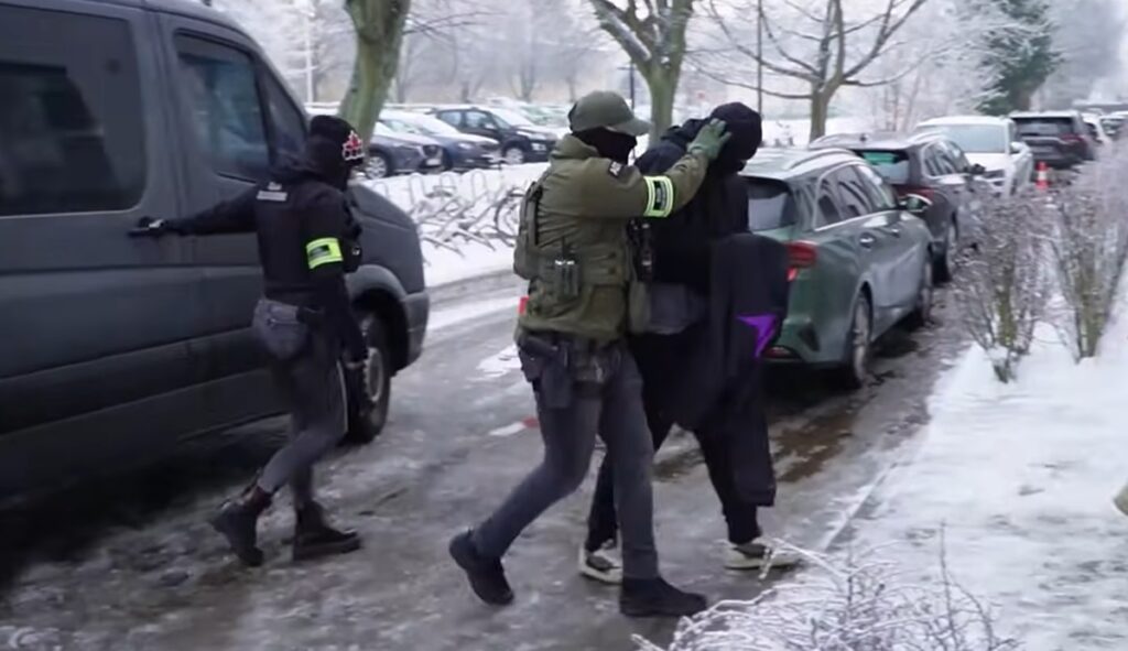 Wielka obława olsztyńskich służb na influencerów. - Olsztyńskie służby zatrzymały 10 znanych youtuberów! Zablokowano im konta